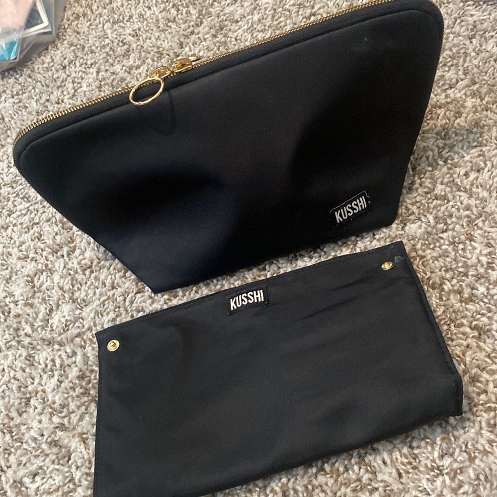 Kusshi Everday makeup bag and brush organizer